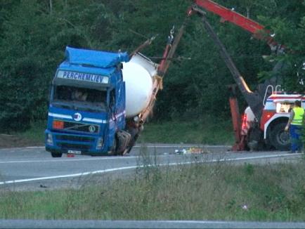 Drumul Oradea-Cluj blocat, după ce o cisternă s-a răsturnat pe Piatra Craiului (FOTO)